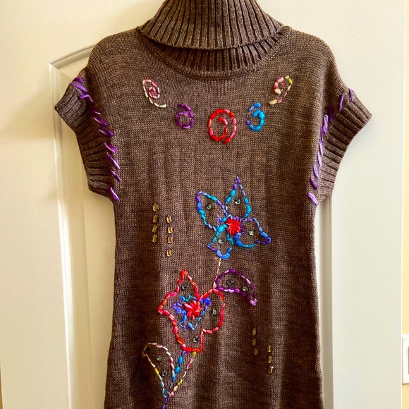 NWOT Beautiful embroidered short sleeves sweater dress in size M - Picture 1 of 3